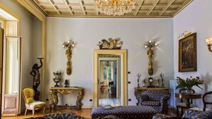 A grand room with ornate furniture, a chandelier, and classical decor. - Villa Vanessa - Luxurious waterfront private villa (Moltrasio)