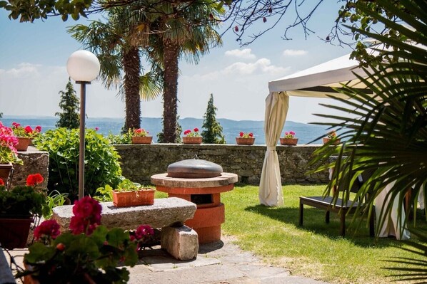 Outdoor dining - Villa Stresa Tulipano - 4 Guests (Massino Visconti)