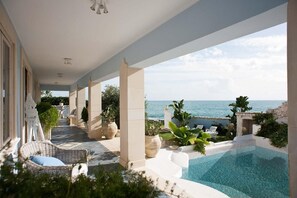 A heated pool - Villa Seranta, sea front villa near town (Fontane Bianche)