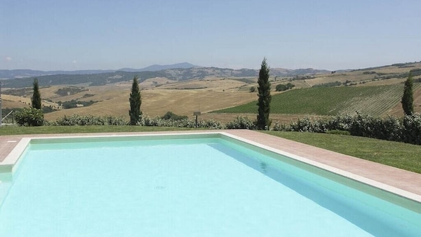 A swimming pool with a view of rolling hills and distant mountains. - Villa Sarta - Tuscan country villa with private pool (Pienza)