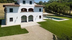 A two-story house with a swimming pool, a well-maintained lawn, and a stone pathway leading to the entrance. - Villa San Francesco - Private villa with pool (Pian di Scò)