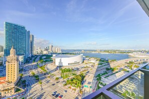 Deluxe Apartment | Balcony - Front Row Bay Views from your Apt (Miami)