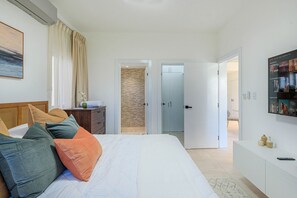 3 bedrooms, iron/ironing board, internet, bed sheets