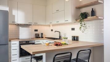 Fridge, oven, stovetop, dishwasher