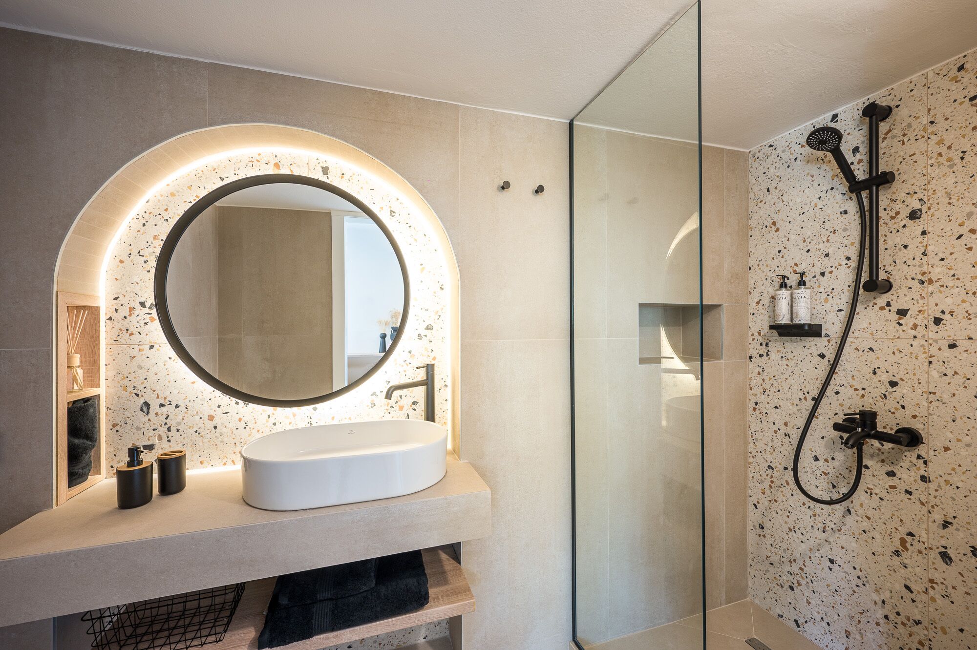 Doccia, asciugacapelli, asciugamani, sapone