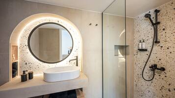 Doccia, asciugacapelli, asciugamani, sapone