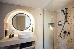 Dusch, hårtork, handdukar och tvål