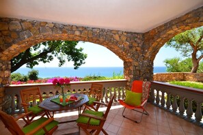 تناول الطعام بالخارج