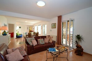 Télévision, cheminée, lecteur de DVD