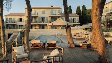 Una piscina al aire libre, sombrillas