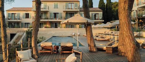 Una piscina al aire libre, sombrillas