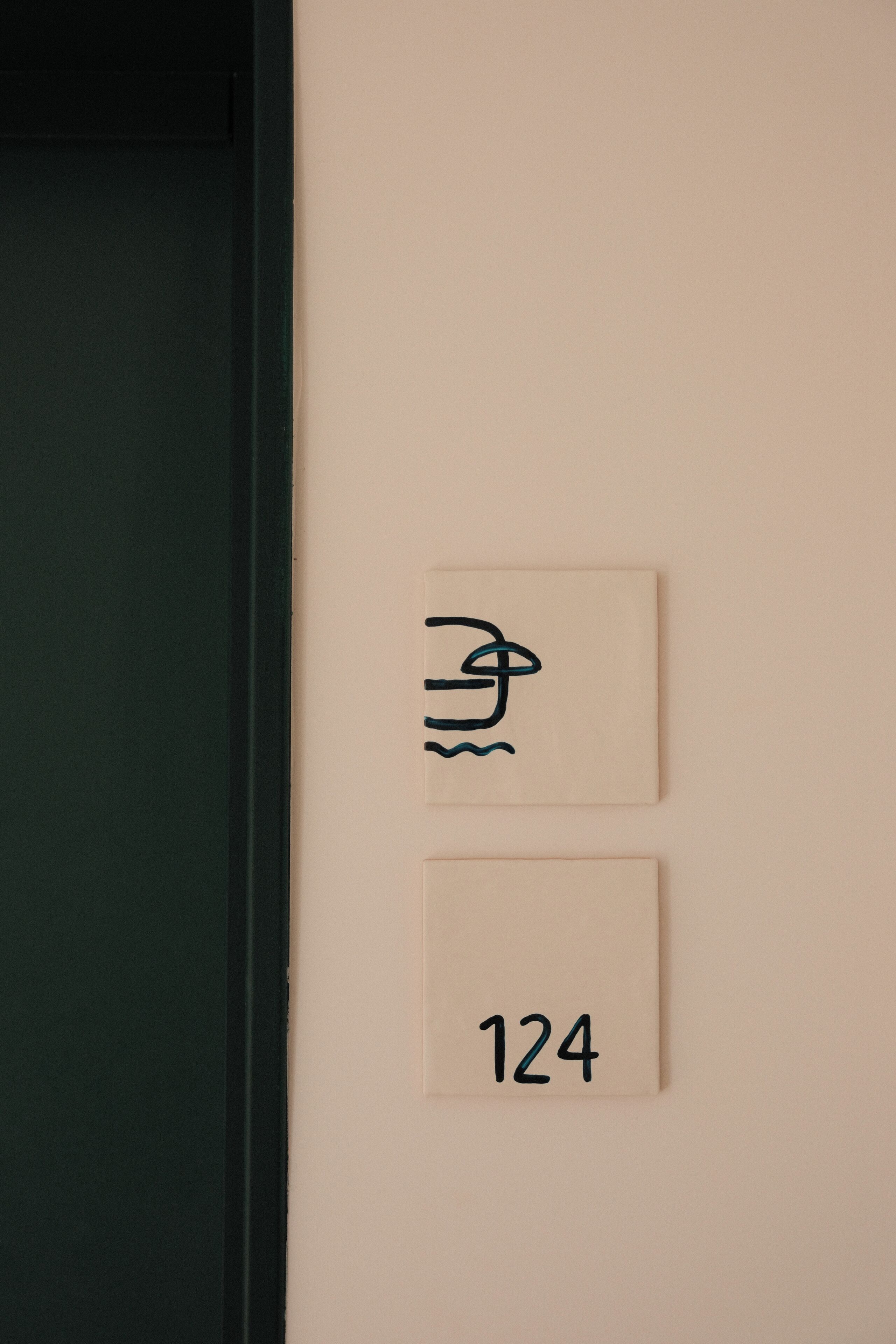 To skilte på en væg: et med et symbol og nummeret 124.