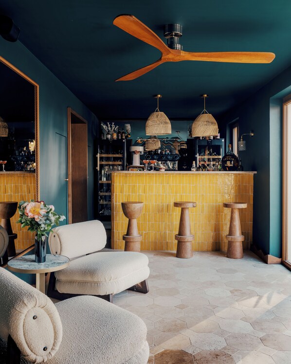 2 bars/lounges, wine bar