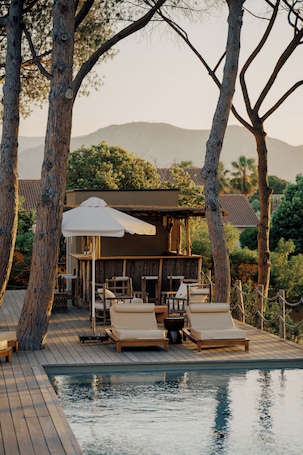 Outdoor pool, pool umbrellas. Boutique-Hôtel et Restaurant Basgi Basgi