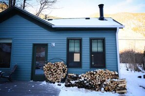 Exterior - Silver Nugget (Silver Plume)