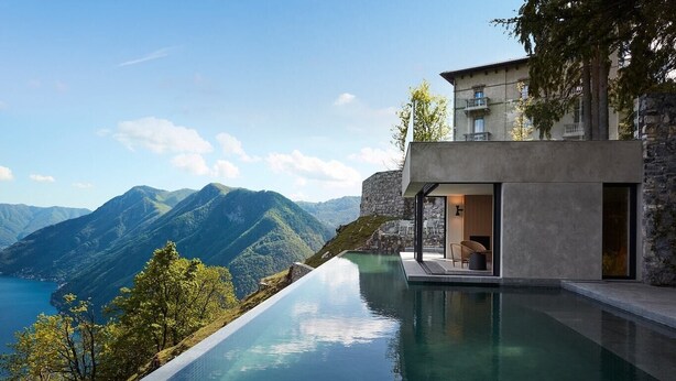 A modern building with a pool overlooking a mountainous landscape. - Villa Oltre Le Nuvole - Luxury villa with lake views (Pigra)