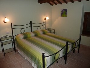 7 chambres, fer et planche à repasser, Wi-Fi, draps fournis