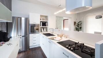 Micro-ondes, four, lave-vaisselle, cafetiĂšre/bouilloire