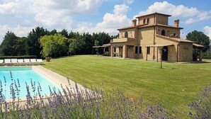 A large stone house with a swimming pool and a well-maintained lawn. - Villa Luna - Umbrian farmhouse with private pool (Castiglione del Lago)