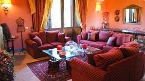 A living room with two sofas, a glass coffee table, and a patterned rug. - Villa Luna - Umbrian farmhouse with private pool (Castiglione del Lago)