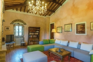 TV, caminetto, lettore DVD