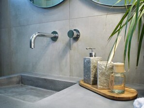 Regadera, amenidades de baño gratuitas, secadora de cabello, batas 