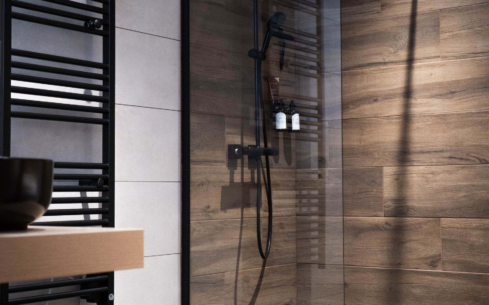 Douche, baignoire à jets, sèche-cheveux, serviettes fournies