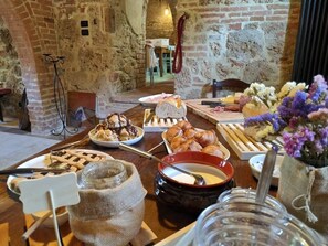 Dining - Villa La Cascata - Private Tuscan Villa with pool (Chiusi)