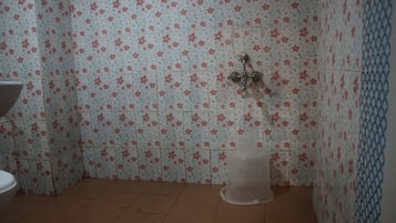 Standard Double Room | Bathroom | Shower, rainfall showerhead, free toiletries, towels