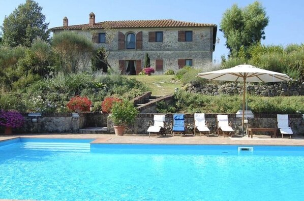 Lämmitetty uima-allas