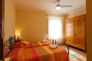 2 habitaciones, tabla de planchar con plancha, cuna de viaje y wifi 