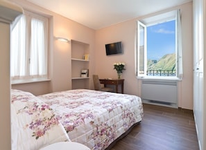 4 bedrooms, travel cot, WiFi, bed sheets - Villa Gelsomino - Private villa with pool (Lezzeno)