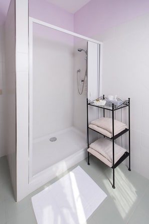 Hair dryer, towels, soap, toilet paper - Belvedere Wine & Pool Estate - Rooms & Apartament (Toscana)