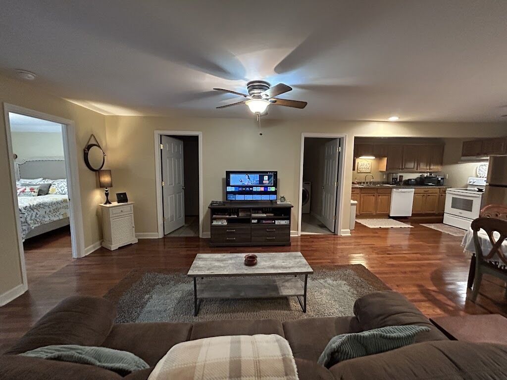 2 chambres, bureau, fer et planche à repasser, lit parapluie