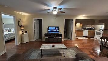 2 chambres, bureau, fer et planche à repasser, lit parapluie