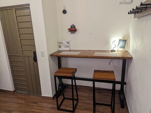 Apartamento Business | Cocina privada | Frigorífico, microondas, licuadora y utensilios de cocina