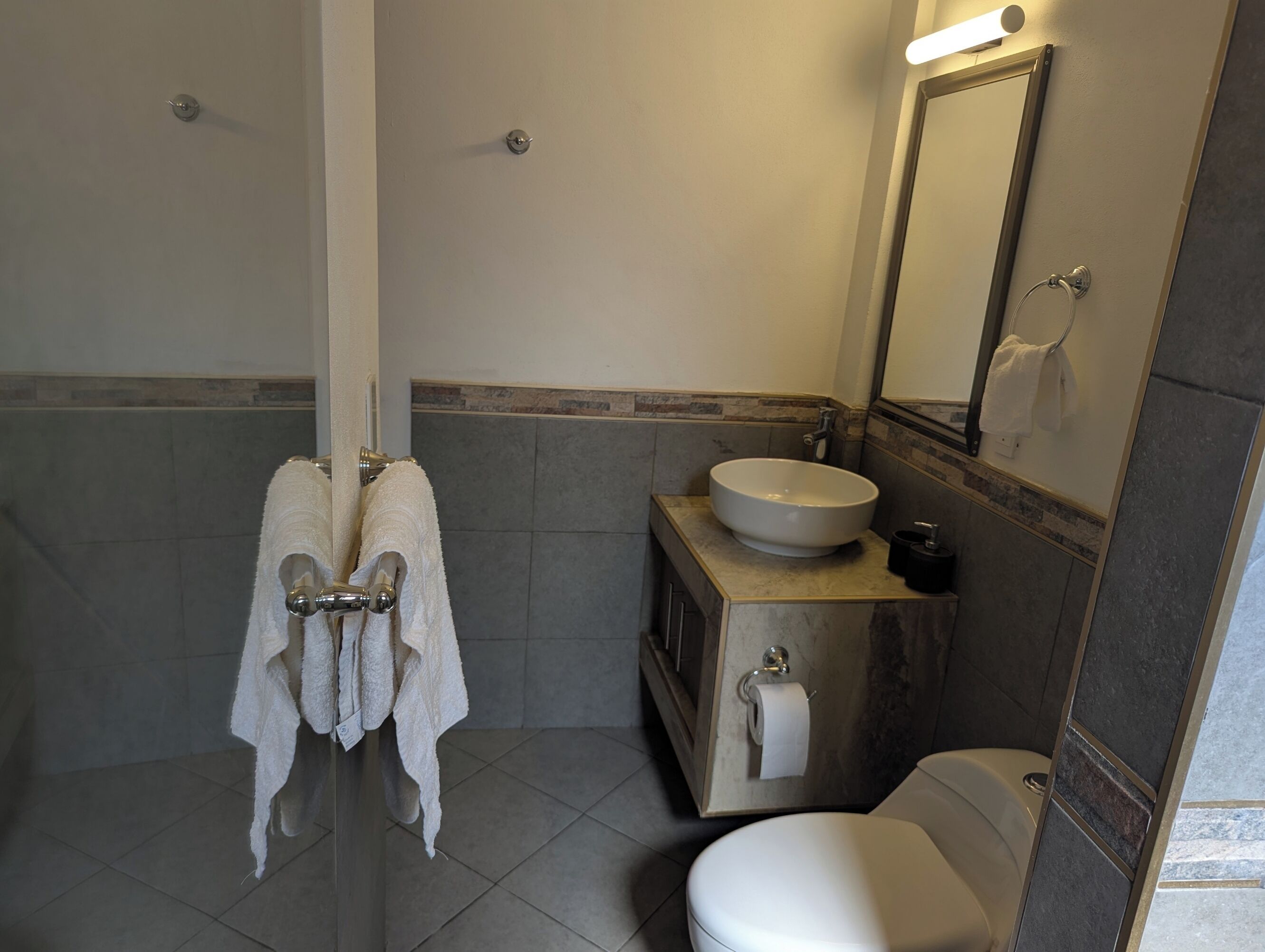 Kombinert dusj/badekar, regndusjhode, hårføner og oppvarmet badegulv