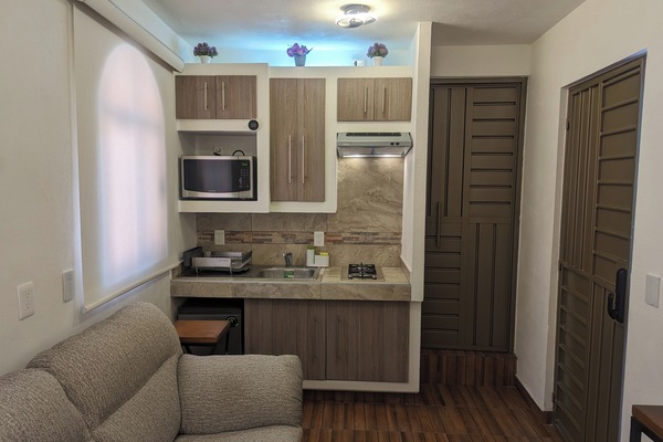 Business Apartment | Private kitchen | Fridge, microwave, blender, cookware/dishes/utensils