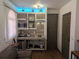Apartamento Business | Cocina básica privada | Frigorífico, microondas, licuadora y utensilios de cocina