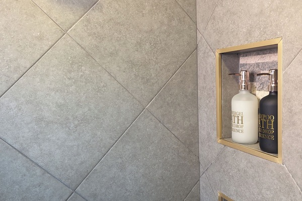 Business Apartment | Bathroom | Combined shower/tub, rainfall showerhead, hair dryer, heated floors
