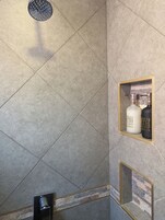 Business Apartment | Bathroom | Combined shower/tub, rainfall showerhead, hair dryer, heated floors