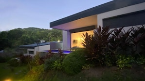 A modern house with a pool, surrounded by lush greenery. - Villa Lune de Miel "champagne" Deshaies (Deshaies)