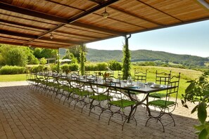 Outdoor dining - Villa Etrusca with fenced heated pool (Montecatini Val di Cecina)