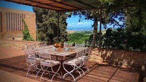 Outdoor dining - Villa Elara - Tuscan Countryside Villa withPool (Montaione)