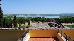 A balcony with a view of a lake and hills. - Villa Elettra - Private villa with pool in Umbria (Castiglione del Lago)