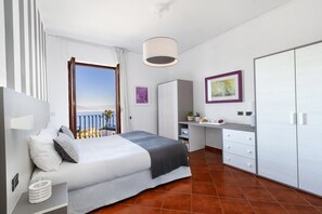 5 slaapkamers, een bureau, een strijkplank/strijkijzer, wifi