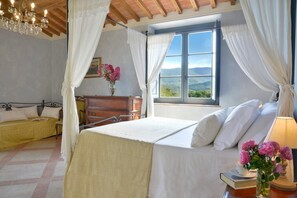 8 Schlafzimmer, Bügeleisen/Bügelbrett, Reisekinderbett, WLAN