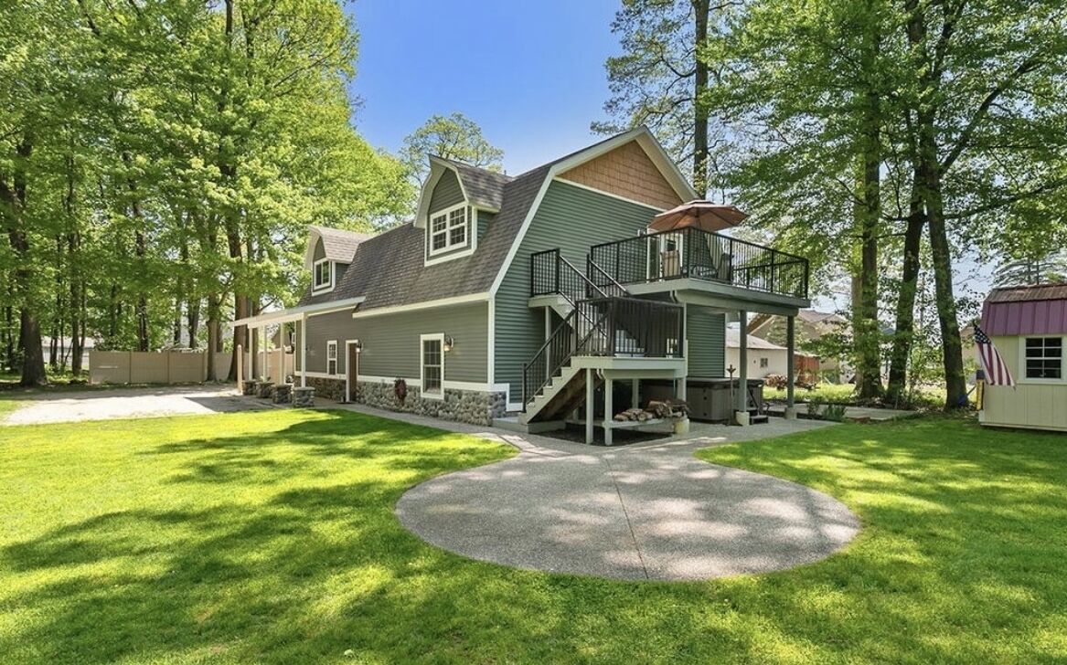 A Peace of Paradise. -Hot Tub, Massage Chair, Private Lot, Close to Gun Lake-
