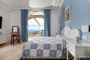 6 bedrooms, iron/ironing board, travel cot, WiFi - Villa Claretta - with private beach access (Napoli)