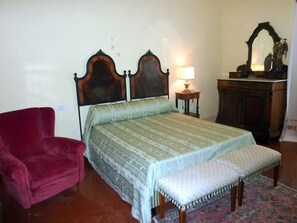 5 quartos, ferros/tábuas de passar roupa, berço de viagem, Wi-Fi